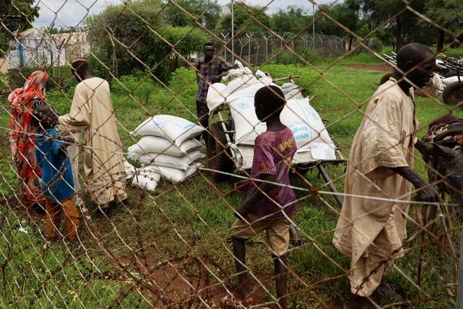 Des personnes déplacées après une distribution du Programme alimentaire mondial (ONU) dans le camp de réfugiés de Gendrassa, au Soudan du Sud, le 20 août 2025. 