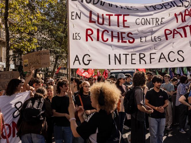 Des jeunes lors de la mobilisation intersyndicale contre le gouvernement et le président français, Emmanuel Macron, à Paris, le 10 septembre 2025.