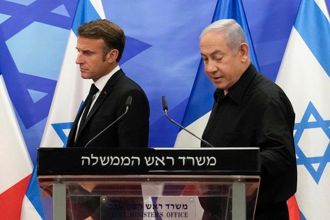 Le premier ministre israélien, Benyamin Nétanyahou, et le président français, Emmanuel Macron, arrivent pour tenir une conférence de presse conjointe à Jérusalem le 24 octobre 2023.