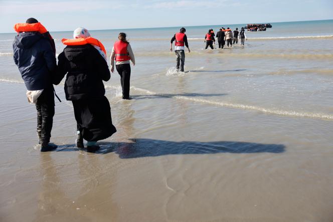 Des migrants montent à bord d’une embarcation pour rejoindre la Grande-Bretagne, à Gravelines (Nord), le 19 septembre 2025.