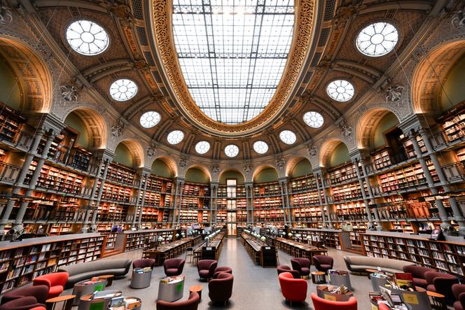 Vue générale de la salle ovale Richelieu de la Bibliothèque nationale de France (BnF), à Paris, en février 2024.