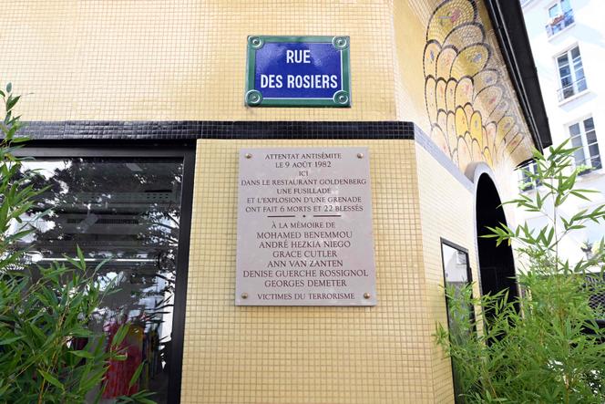 La plaque commémorative marquant le 40ᵉ anniversaire de l’attentat de la rue des Rosiers, à Paris, le 9 août 2022.