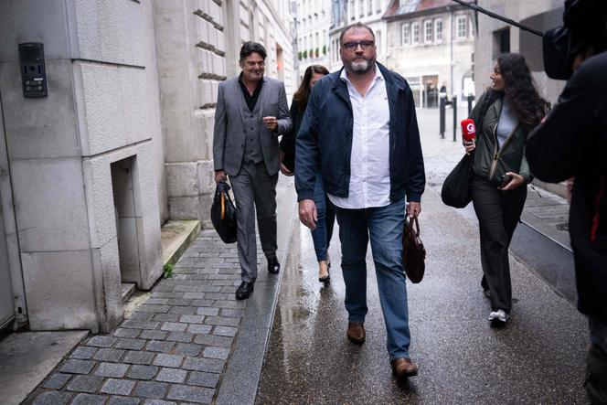 Frédéric Péchier à proximité du tribunal de Besançon, au deuxième jour de son procès, le 9 septembre 2025.