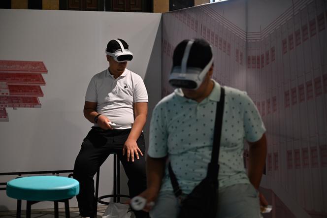 Une salle aménagée avec des casques de réalité virtuelle pour visiter la prison de Saydnaya, au Musée national de Damas, le 16 septembre 2025.