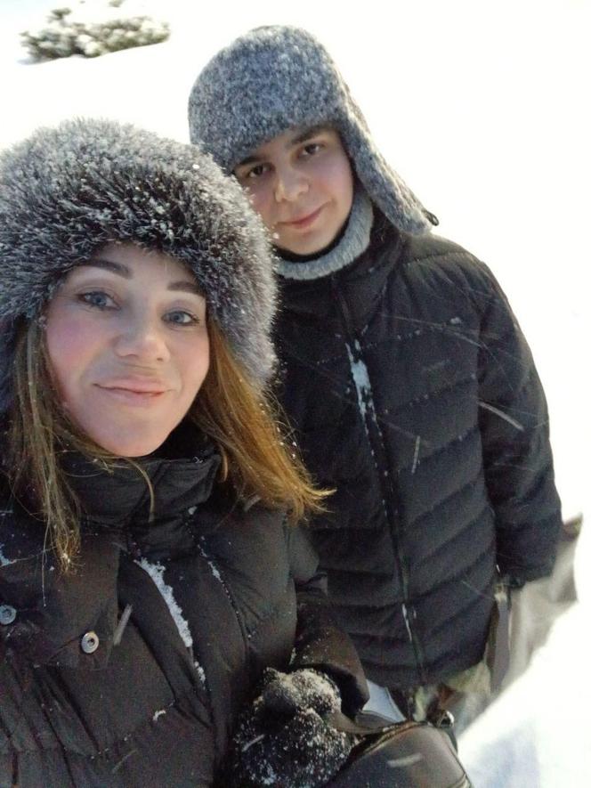 Irina Turbina et son fils Arseny Turbin, photo extraite du documentaire « Politzek, les voix qui défient le Kremlin », de Manon Loizeau, Sacha Koulaeva et Ekaterina Mamontova.