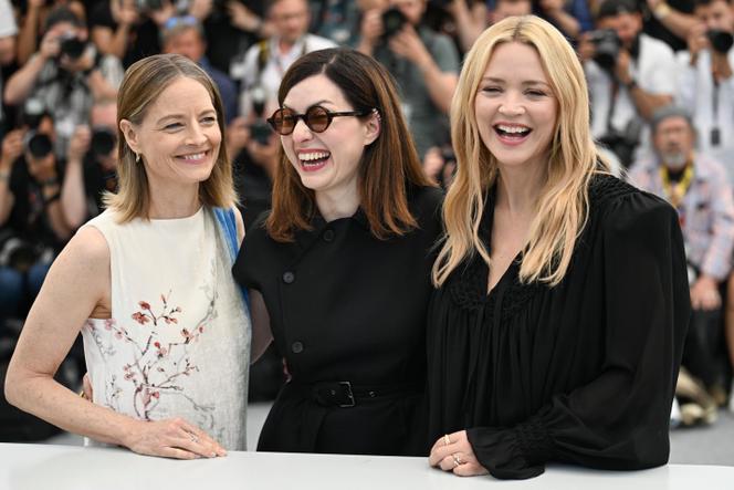 Cannes 2025 – La réalisatrice française Rebecca Zlotowski entourée de l’Américaine Jodie Foster et de la Belge Virginie Efira pour le film « Vie privée ».