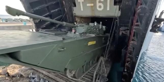 Capture d’écran tirée d’une vidéo diffusée par voie officielle montrant le débarquement d’un char lors d’exercices militaires, à La Orchila, au Venezuela, le 17 septembre 2025.