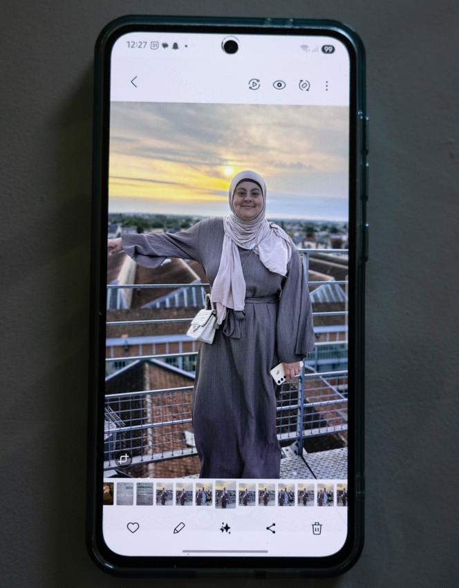 Photo d’Inès Mecellem, 25 ans, tuée à coups de couteau par son ex-compagnon, sur un téléphone portable, le 17 septembre 2025. 