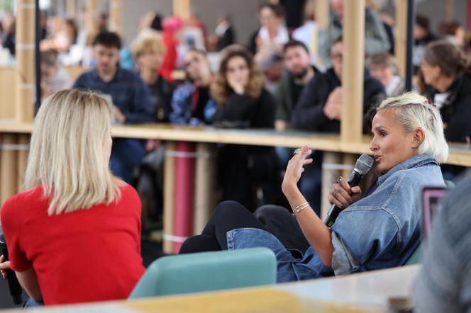 La réalisatrice Julia Ducournau (à droite), au siège du journal « Le Monde », à Paris, le 20 septembre 2025.