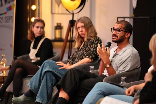 De gauche à droite : Alice Devès, cofondatrice de Petite Mu, un site dédié au handicap invisible, Lauren Bastide, journaliste, Jean-Victor Blanc, psychiatre à l’hôpital Saint-Antoine, à Paris, le 20 septembre 2025.