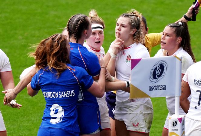 L’arrière anglaise Ellie Kildunne fait face à l’ailière tricolore Marine Ménager, au cours d’une fin de rencontre particulièrement tendue, à Bristol (Angleterre).