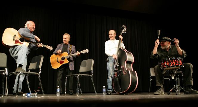 Sonny Curtis (à gauche), accompagné de Bobby Vee, Joe B. Maudlin and Jerry J.I. Allison à l’auditorium Stillman, dans l’Iowa, le 30 janvier 2009. 