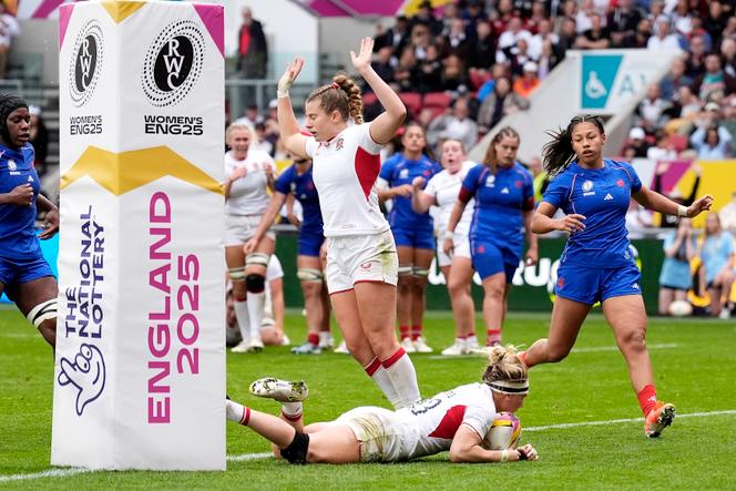 La centre anglaise Megan Jones inscrivait un essai lors de la victoire des Red Roses face à la France, samedi 20 septembre 2025, à Bristol, en demi-finale de la Coupe du monde féminine de rugby.