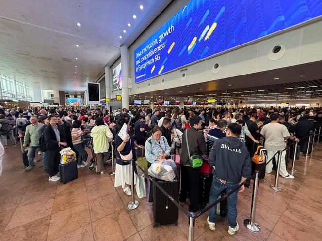 Des voyageurs patientent à l’aéroport de Bruxelles alors qu’une cyberattaque visant un prestataire des systèmes d’enregistrement et d’embarquement a perturbé les opérations dans plusieurs grands aéroports européens, le 20 septembre 2025.