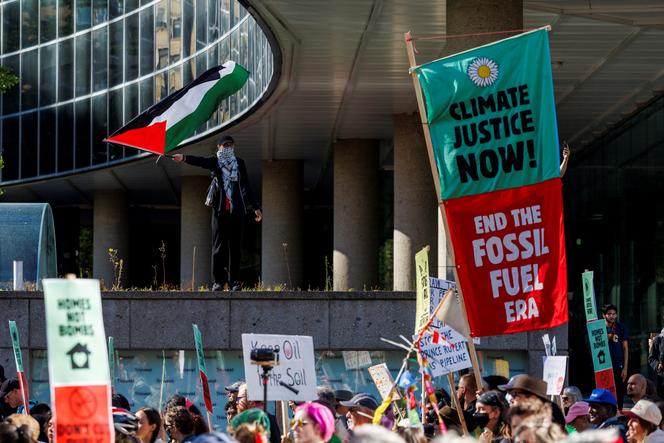 Manifestation contre les politiques du gouvernement du premier ministre, Mark Carney, celles relatives au climat et au soutien aux Palestiniens, à Toronto (Canada), le 20 septembre 2025. 