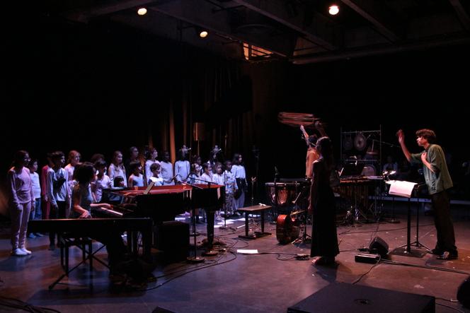 « GLID•(e)ING • CEIL•(ed)ING », d’Hugo Van Rechem, lors du Festival Ensemble(s), au Théâtre L’Echangeur, à Bagnolet (Seine-Saint-Denis), le 19 septembre 2025. 