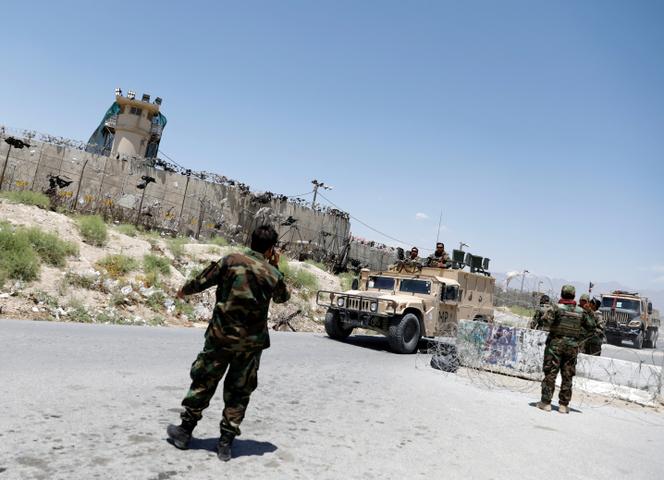 Des soldats afghans montent la garde à un poste de contrôle à l’extérieur de la base militaire de Bagram, en Afghanistan, le jour où les dernières troupes américaines l’ont quittée, le 2 juillet. 
