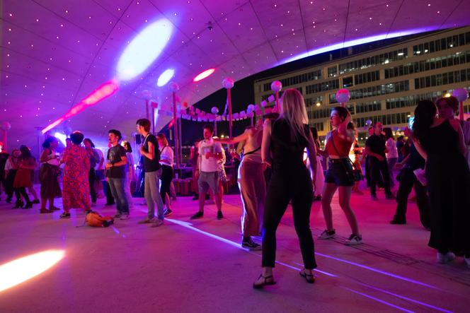 Sur le parvis du siège du « Monde », à Paris, le 19 septembre 2025.