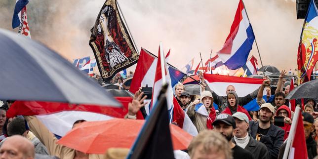 La Haye : une manifestation d’extrême droite dégénère dans le centre-ville, « un déchaînement de violence jamais vu aux Pays-Bas »