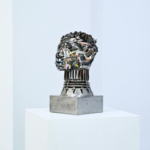 « Ma’amba » (oncle), de Salifou Lindou (2024). Tôle entrelacée, métal et acrylique (30 cm x 15 cm x 15 cm).