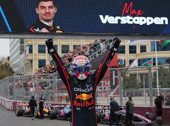 Le pilote néerlandais Max Verstappen célèbre sa victoire au Grand Prix d’Azerbaïdjan de Formule 1, le 21 septembre 2025, à Bakou.