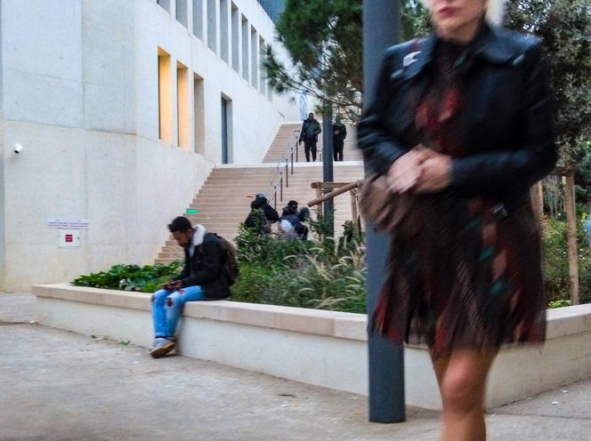 Dealer dans le quartier Belsunce, à Marseille, le 16 novembre 2024.