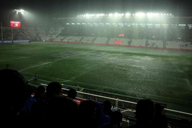 Des averses inondent la pelouse du Stade Mayol à Toulon, provoquant le report du match de rugby prévu entre le Rugby club toulonnais et le Stade rochelais, le 21 septembre 2025.