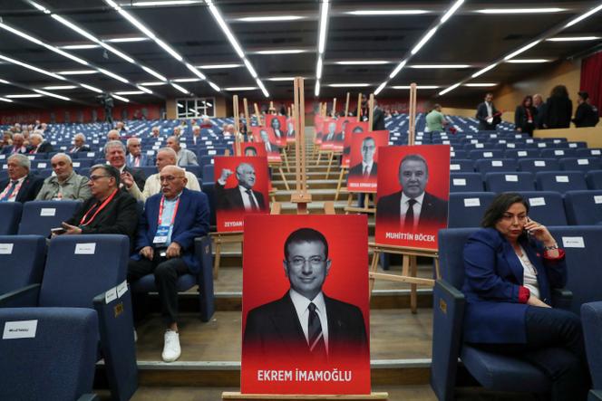 Des portraits de maires emprisonnés, dont celui d’Istanbul, Ekrem Imamoglu, sont affichés en guise de protestation symbolique avant la séance d’ouverture du 22ᵉ congrès extraordinaire du principal parti d’opposition turc, le Parti républicain du peuple, à Ankara, le 21 septembre 2025.
