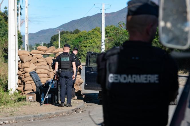 Des agents de la gendarmerie nationale montent la garde à un barrage routier installé à l’entrée nord de la route de Saint-Louis, à Mont-Dore, en Nouvelle-Calédonie, le 8 octobre 2024.