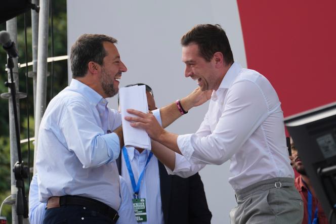 Matteo Salvini, vice-président du conseil italien et chef de file de la Ligue (à gauche) en compagnie du président du Rassemblement national, Jordan Bardella, à Pontida, dans le nord de l’Italie, le 21 septembre 2025.