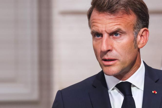 O presidente francês Emmanuel Macron reage enquanto fala durante uma conferência de imprensa que completa a coalizão da cúpula disposta, no Palácio Presidencial de Elysée, em Paris, em 4 de setembro de 2025.