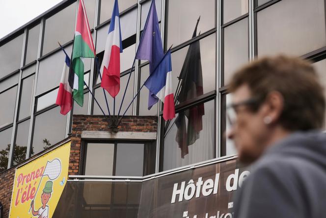 Un drapeau palestinien auprès de ceux de la France et de l4union européenne, sur le fronton de la mairie de Malakoff (Hauts-de-Seine), le 21 septembre 2025.