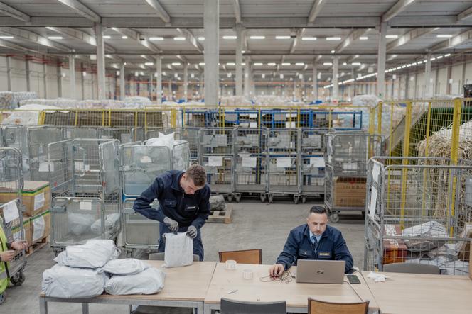 Des douaniers contrôlent des colis dans un entrepôt de stockage d’un importateur chinois à de l’aéroport de Liège (Belgique), le 15 septembre 2025.