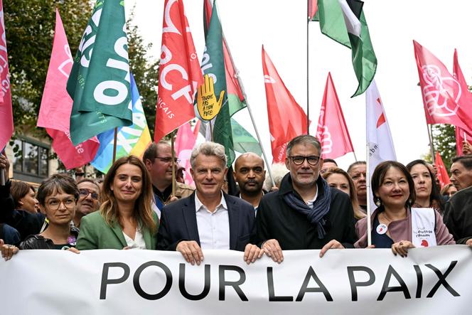 Marine Tondelier, Fabien Roussel et Olivier Faure en tête d’une manifestation à Paris, dimanche 21 septembre 2025.