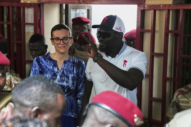 Le chef de la junte, le général Mamadi Doumbouya, avec son épouse, après avoir voté lors du référendum constitutionnel à Conakry, en Guinée, le 21 septembre 2025. 