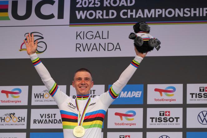 Remco Evenepoel célèbre son troisième sacre sur l’épreuve du contre-la-montre des championnats du monde de cyclisme, obtenu le 21 septembre 2025, à Kigali (Rwanda).