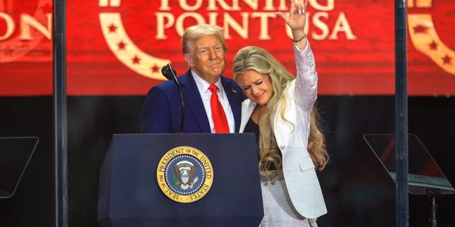 Cerimonia di omaggio a Charlie Kirk: politica e religione si incontrano in un evento emozionale