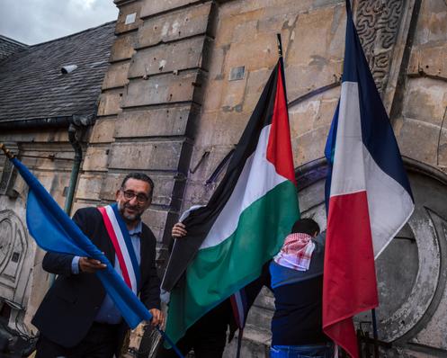 Le drapeau palestinien est installé sur le fronton de la mairie de Stains par son maire, Taibi Azzedine. A Stains (Seine-Saint-Denis), le 22 septembre 2025.