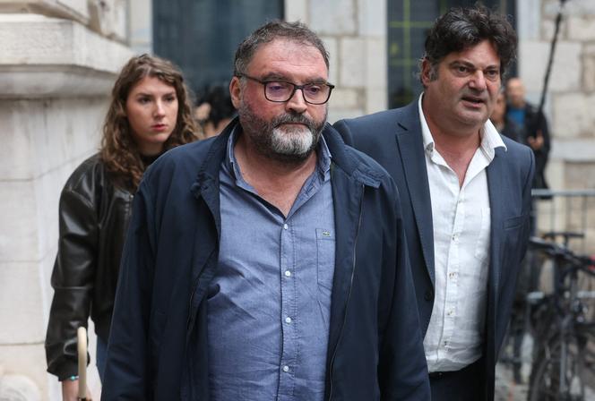 Frédéric Péchier (au centre), et son avocat, Me Randall Schwerdorffer, à Besançon, le 22 septembre 2025. 