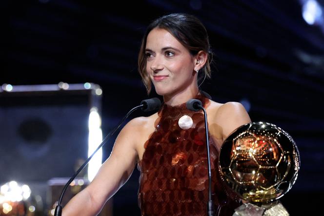 Aitana Bonmati avec le Ballon d’or, qu’elle a remporté pour la troisième fois lors de la cérémonie au Théâtre du Châtelet, à Paris, le 22 septembre 2025.