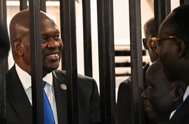 L’ex-premier vice-président du Soudan du Sud, Riek Machar, parle à un de ses avocats, au Freedom Hall de Juba (Soudan du Sud), le 22 septembre 2025.