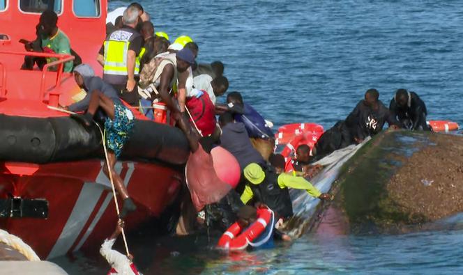 Un extrait vidéo de la chaîne Television Canaria montrant la tentative de sauvetage de migrants après le naufrage de leur embarcation dans le port de La Restinga, sur l’île d’El Hierro, dans l’archipel des Canaries, le 28 mai 2025.
