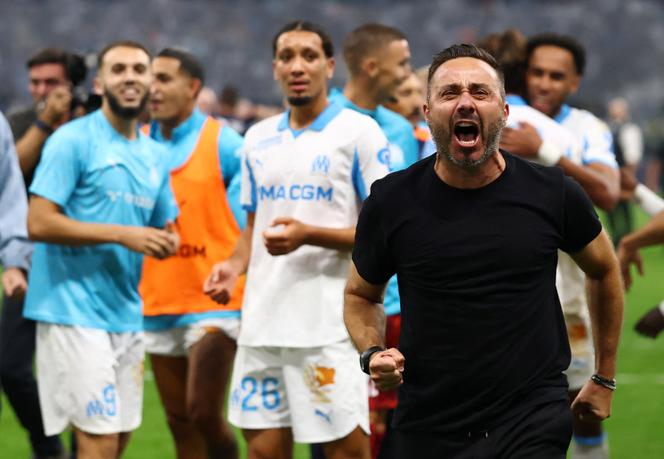 L’entraîneur de l’OM, Roberto De Zerbi, célèbre la victoire de son club face au PSG, au Stade-Vélodrome, à Marseille, le 22 septembre 2025.