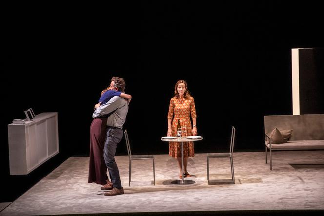 Solène Arbel, Yann Boudaud et Dominique Reymond dans la pièce « Et jamais nous ne serons séparés », de Jon Fosse, mise en scène par Daniel Jeanneteau et Mammar Benranou, au Théâtre de Gennevilliers (Hauts-de-Seine), en septembre 2025.