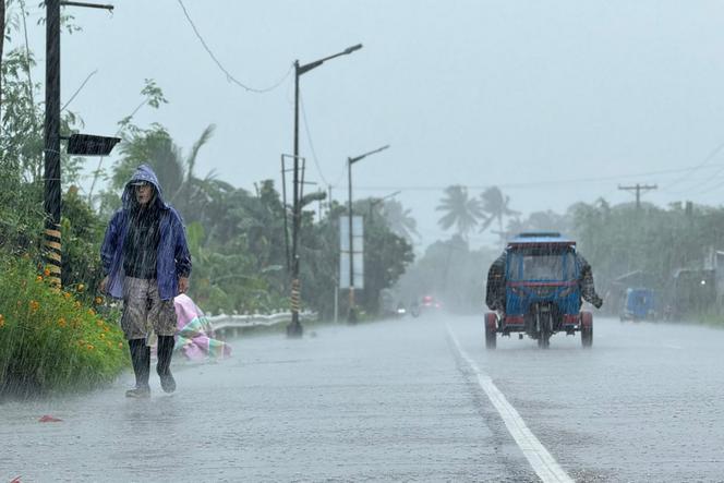 Une pluie battante provoquée par le super typhon Ragasa dans la ville de Lal-lo (province de Cagayan), aux Philippines, le 22 septembre 2025. 