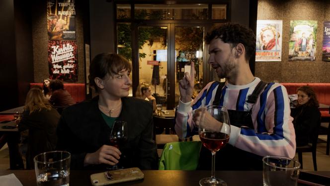 Eszter Tompa (Orsolya) et Adonis Tanta (Fred) dans « Kontinental ’25 », de Radu Jude.