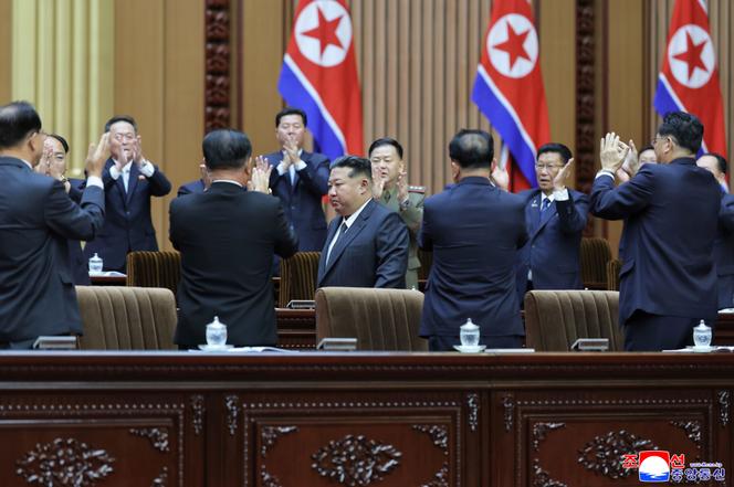 Cette photo fournie par le gouvernement nord-coréen montre le dirigeant Kim Jong-un (au centre) applaudi lors d’une session parlementaire qui s’est tenue les 20 et 21 septembre 2025 à Pyongyang.