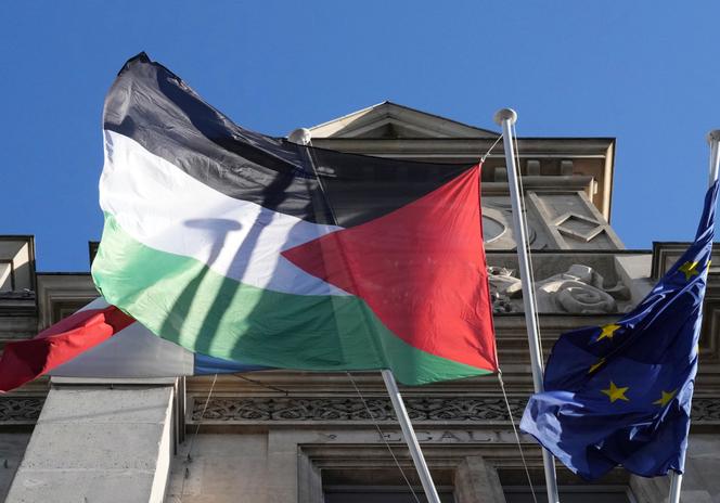 Le drapeau palestinien flotte sur la façade de la mairie de Saint-Denis (Seine-Saint-Denis), le 22 septembre 2025. 