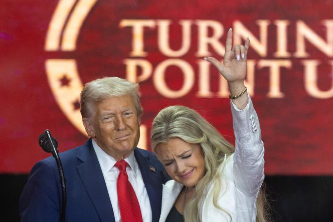 Le président américain, Donald Trump, aux côtés d’Erika Kirk, veuve de Charlie Kirk, lors de la cérémonie d’hommage au militant ultraconservateur assassiné, au stade State Farm en Arizona, le 21 septembre 2025. 