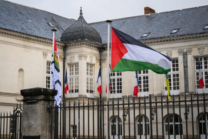 Le drapeau palestinien flotte à l’entrée de l’hôtel de ville de Nantes, le 22 septembre 2025.